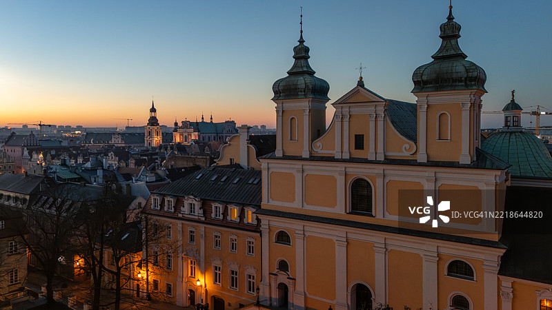 波兹南，波兰，航拍视角，清晨，部分视角展示弗朗西斯科修道院街。图片素材