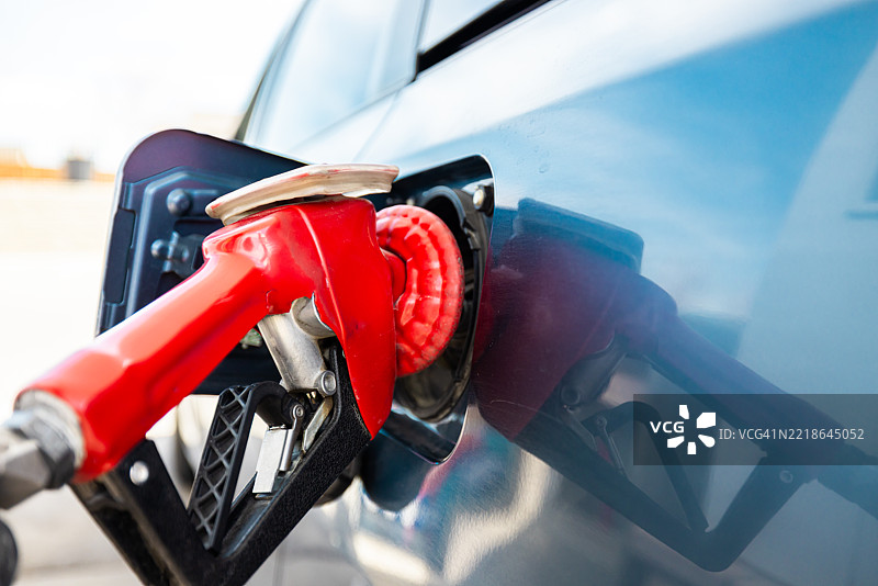 加油站加油，红色油枪图片素材