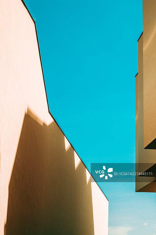 现代住宅建筑立面，光影交错，极简主义构图图片素材