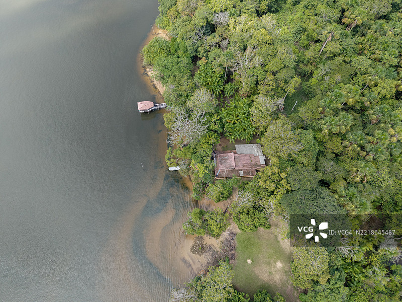 巴西亚马逊地区托坎廷斯河上空拍摄的河岸房屋图片素材