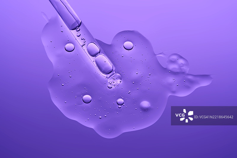 带有微针的精华液质地和化妆滴管，背景为淡紫色图片素材