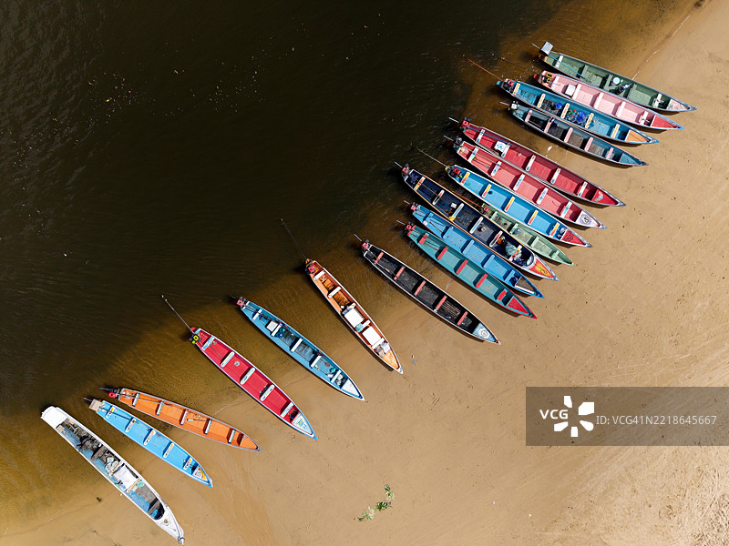 托坎廷斯河岸边停靠的传统彩色独木舟 - 亚马逊地区，巴西图片素材