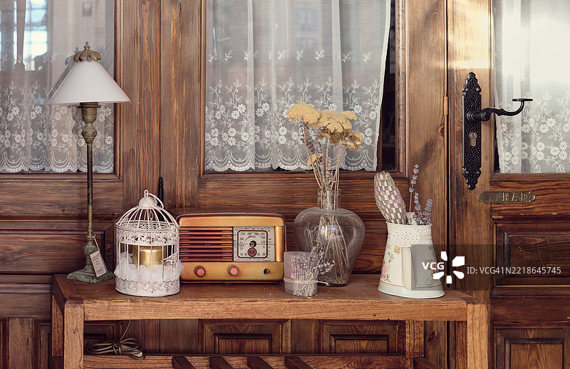 桌子上的老收音机和其他物品图片素材