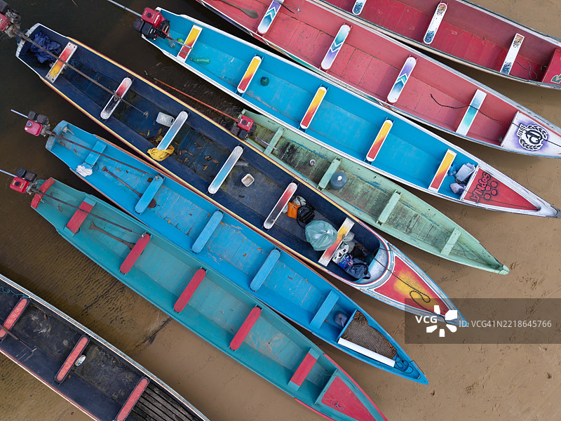 托坎廷斯河岸的传统彩色独木舟 - 巴西亚马逊地区图片素材