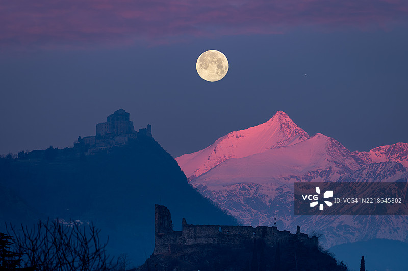 夜空下雪山的美丽景色图片素材