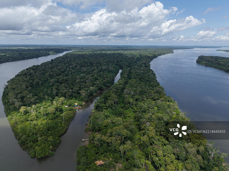 巴西亚马逊地区托坎廷斯河上空拍摄的河岸房屋图片素材