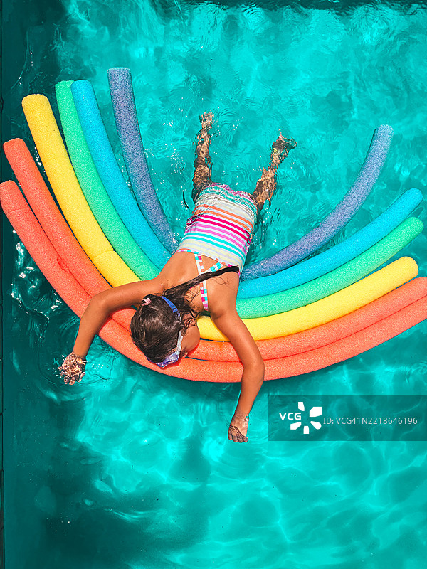 高角度视图的赤膊男孩在游泳池中游泳图片素材