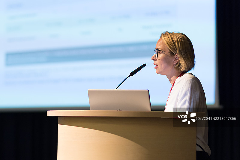 女性演讲者在企业商业会议上发表演讲，主题为商业与创业活动图片素材