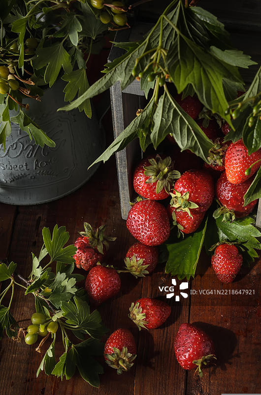 高角度视图的草莓放在桌子上图片素材