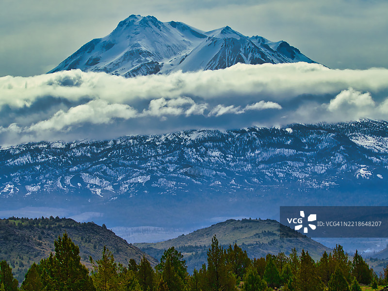 云雾缭绕的沙斯塔山苏醒，加利福尼亚州西斯基尤县，美国图片素材