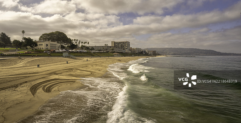 加利福尼亚州红ondo海滩，阴云密布的天空下的海景图片素材