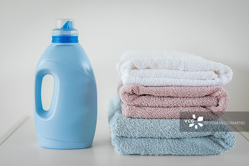 桌子上放着毛巾和瓶子的特写镜头图片素材