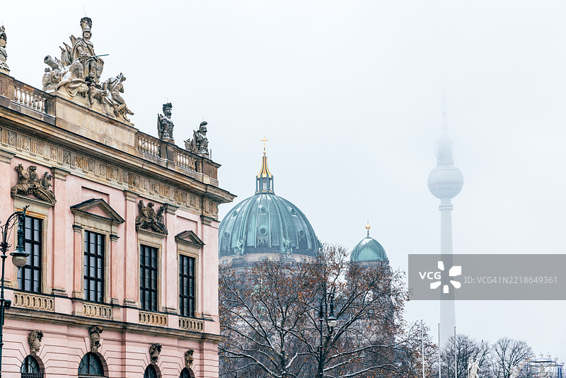 冬季的柏林天际线，包含柏林大教堂和电视塔，德国图片素材