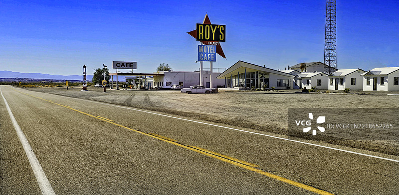 复古风格的加油站和小屋，沙漠小镇上的咖啡馆，位于老66号公路上图片素材