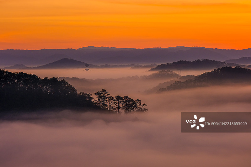 橙色天空下山脉剪影的美丽景色图片素材