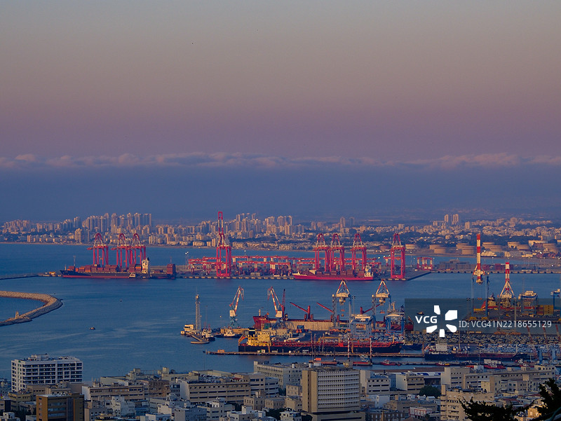 以色列海法港的全景，拥有大型货船、起重机和工业建筑。图片素材