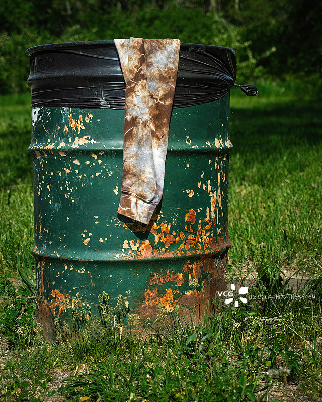 田野上的垃圾桶特写，西德莫因，爱荷华州，美国图片素材