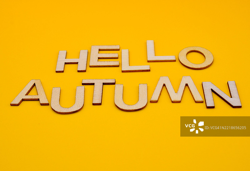 你好，秋天，写在黄色背景上图片素材
