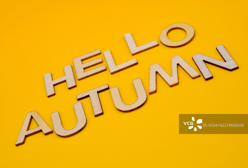 你好，秋天，写在黄色背景上图片素材