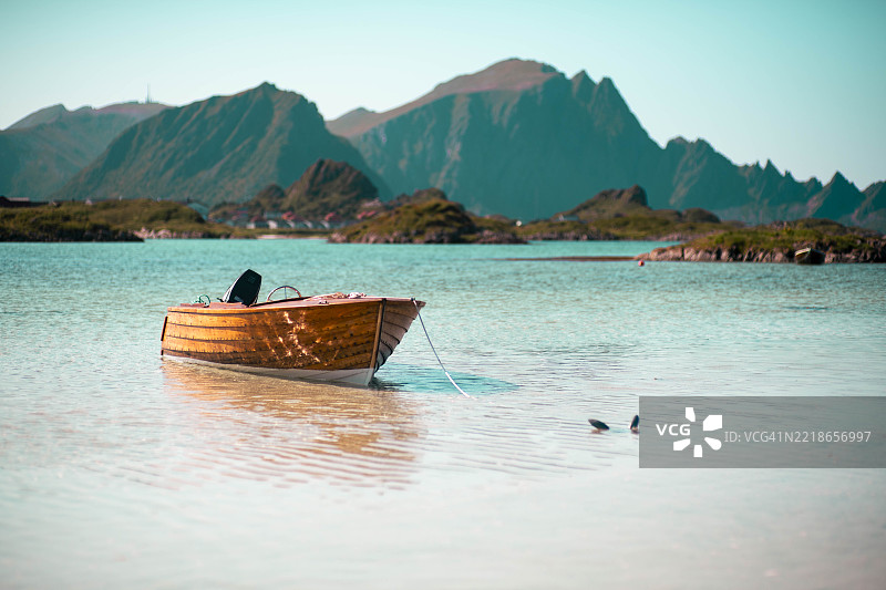 湖泊与山脉的美丽景色图片素材