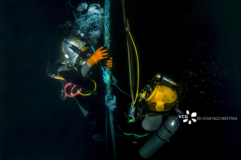 商业潜水员进行水下焊接图片素材