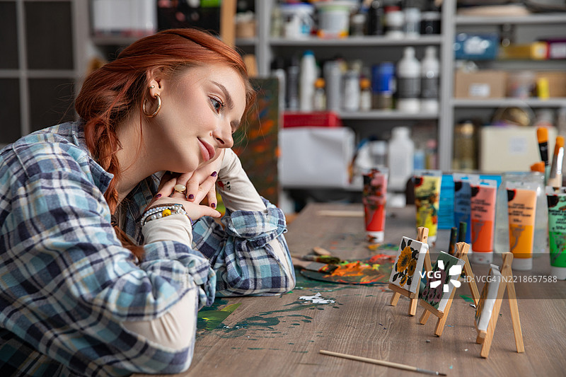 一位创意艺术家在她的工作室中深思熟虑各种艺术项目和创意图片素材