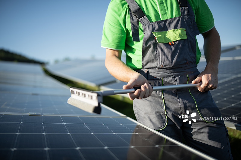 清洁太阳能电池板。图片素材