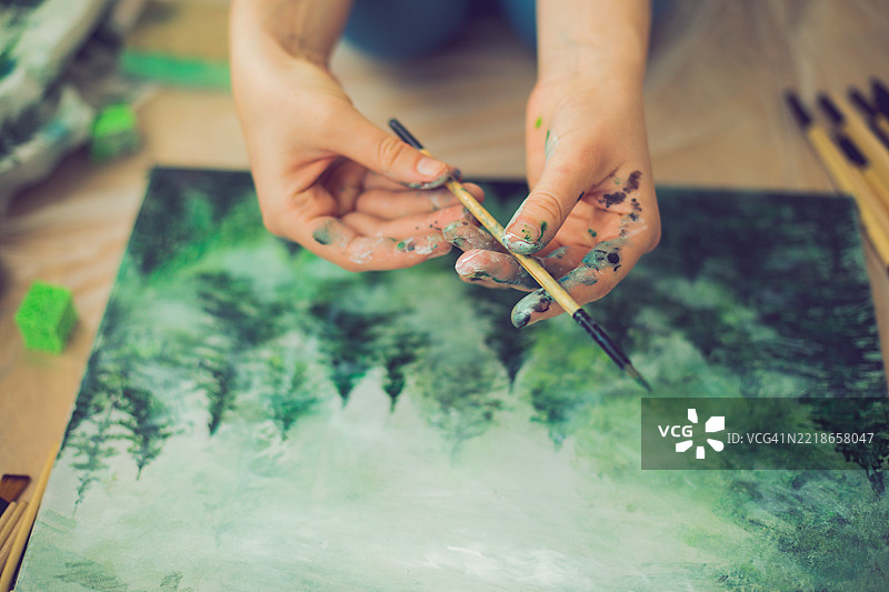 年轻女性在绘画图片素材