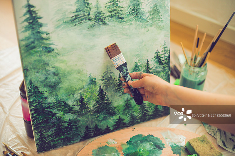 女人的手在涂漆桌子图片素材