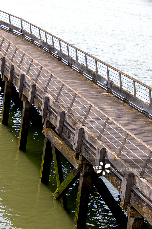 高角度视图的码头与海洋和天空相对。图片素材