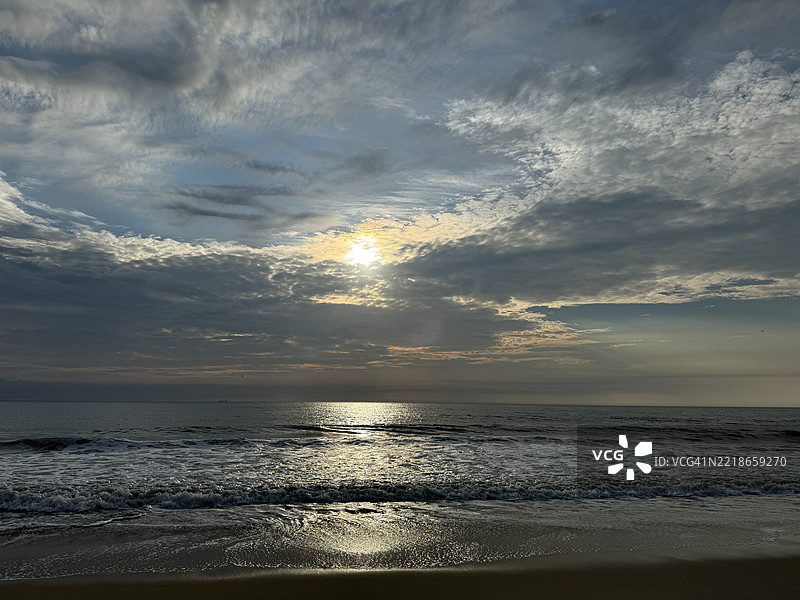 日落时分，德拉瓦州雷霍博斯海滩的海洋与天空的美丽景色图片素材