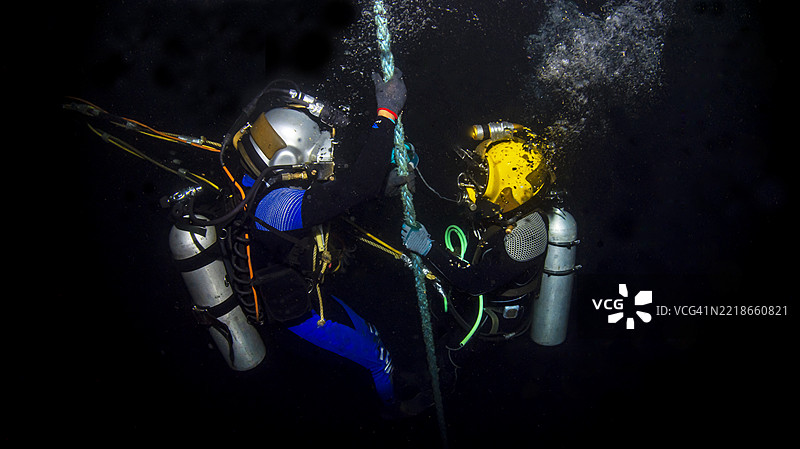 商业潜水员进行水下焊接图片素材