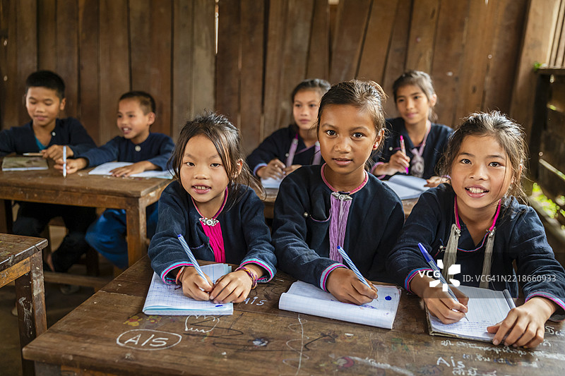 老挝北部村庄的小学生图片素材