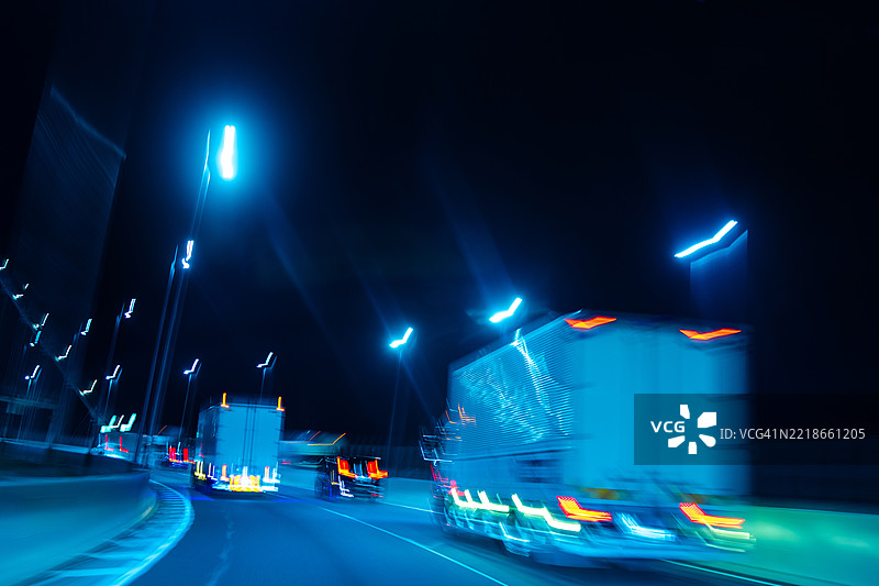 东京的夜间高速公路，卡车与光轨图片素材
