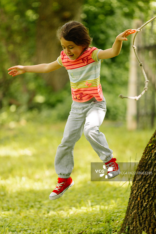 树上攀爬的冒险：在大自然的游乐场中欢愉图片素材