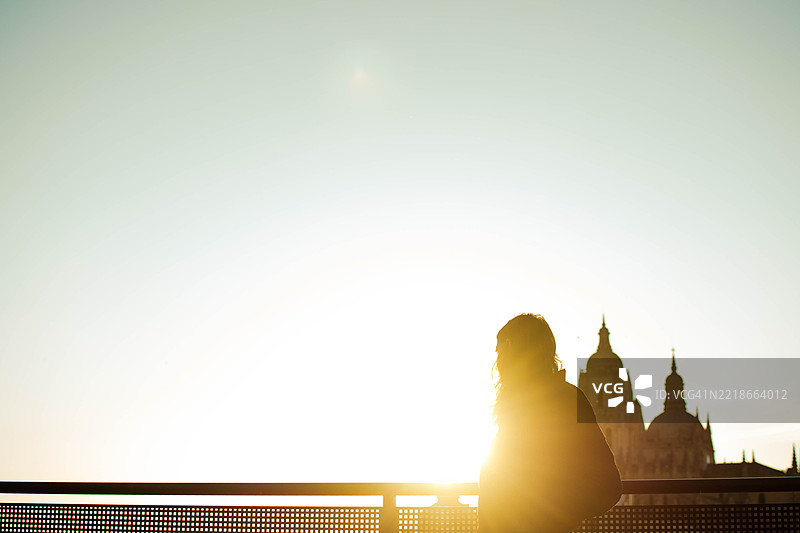 游客在西哥维亚大教堂欣赏日落图片素材