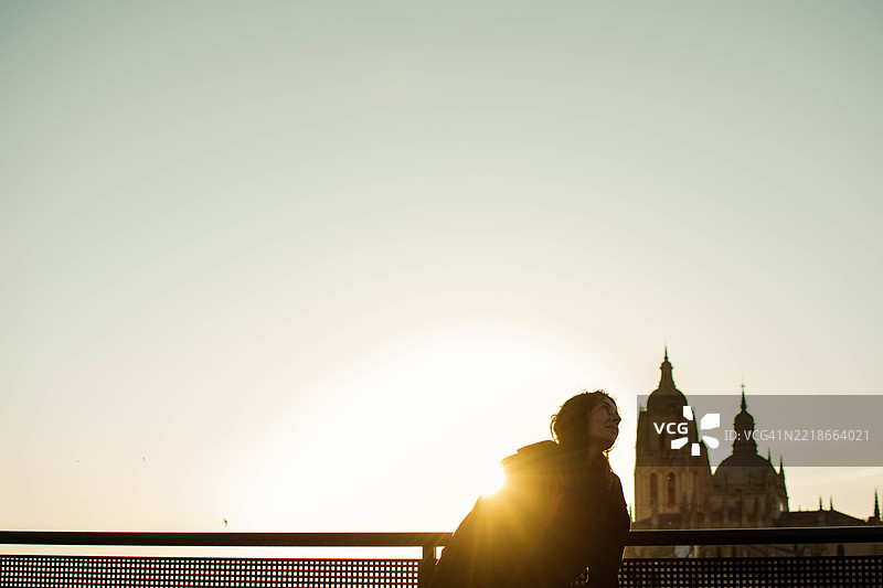 游客在黄金时刻欣赏大教堂图片素材