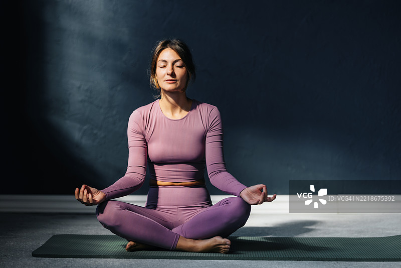 年轻女性在宁静的环境中练习正念冥想图片素材