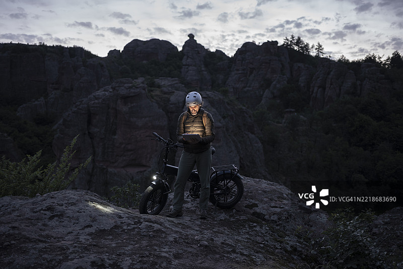 在星空下露营的家庭与孩子。回归自然。图片素材