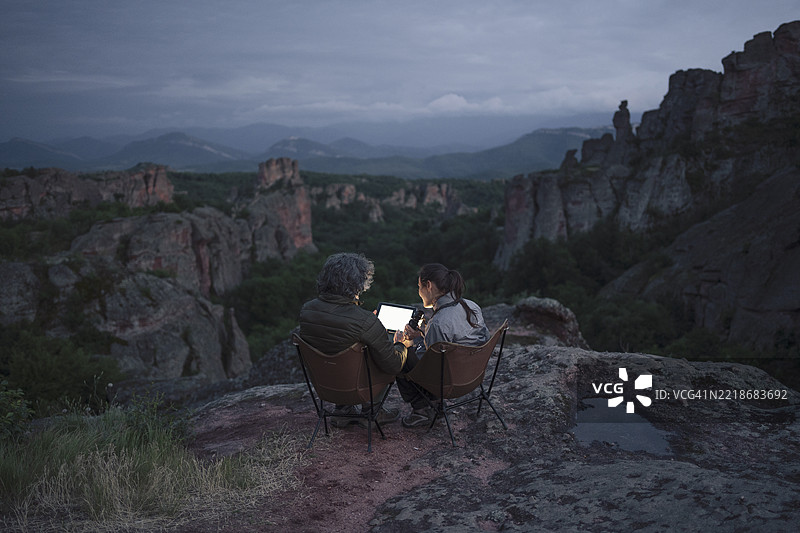 情侣在蓝色时光中在线规划第二天的冒险活动图片素材