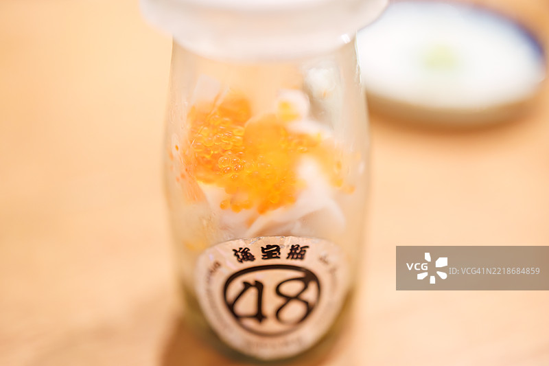 瓶装海鲜开胃菜，包括飞鱼卵、鱿鱼刺身和芽昆布（海带根）。图片素材