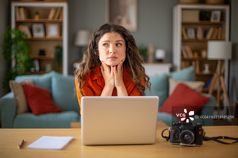 年轻摄影师在家工作时感到担忧图片素材