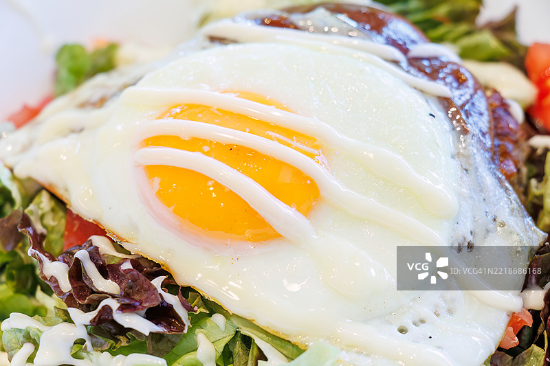 假日里的厨房车。时尚咖啡馆里的洛可莫可碗。米饭上放着汉堡排和煎蛋，淋上肉汁。美味。图片素材