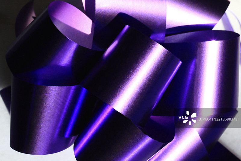 紫色光泽礼品蝴蝶结图片素材