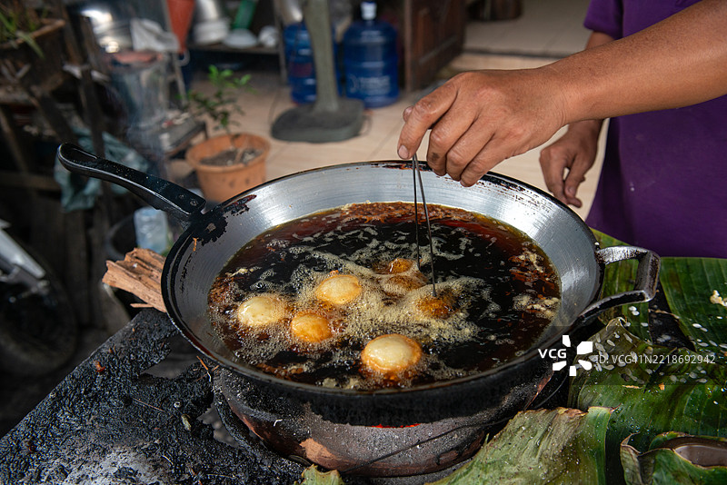泰式炸红薯球（称为Kanom kai nok krata）在锅中烹饪。图片素材