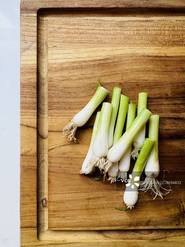 切好的青葱和葱杆放在砧板上图片素材