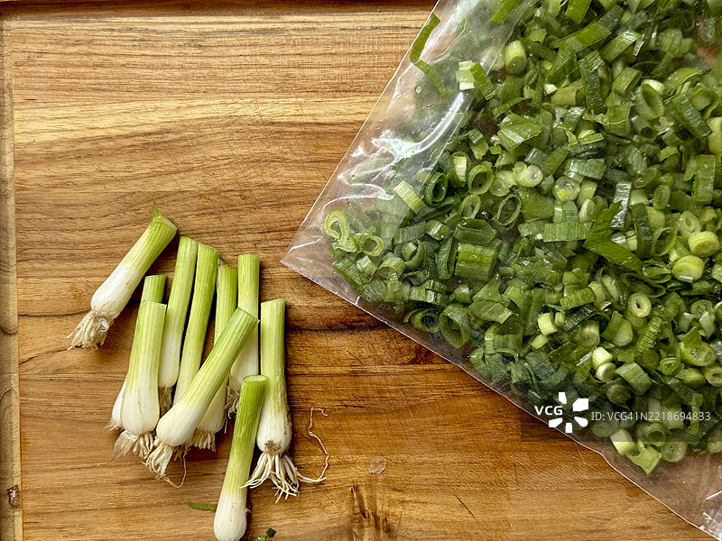 切好的青葱和葱杆放在砧板上图片素材