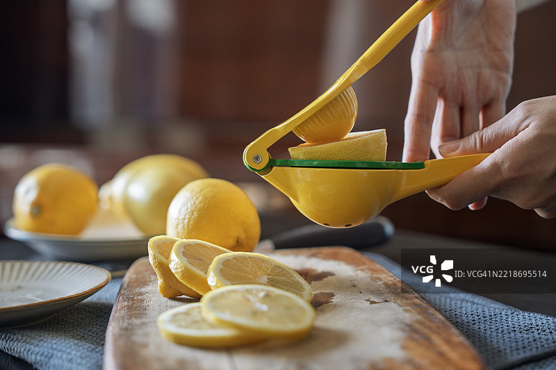 新鲜柠檬汁用柑橘压榨器榨取图片素材