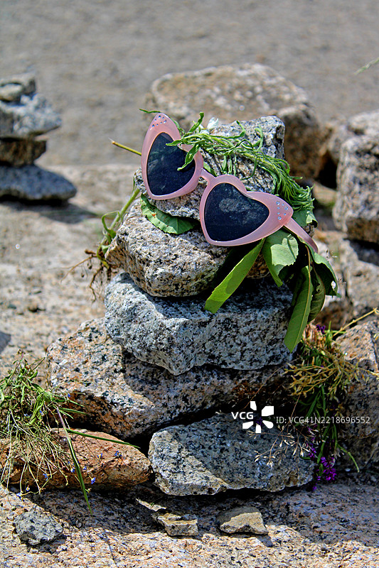 在因纽克石上戴着太阳镜图片素材