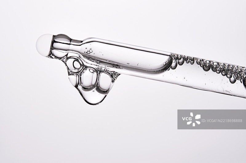 一支优雅的吸管，装有化妆品和大量气泡。精华液质地。图片素材